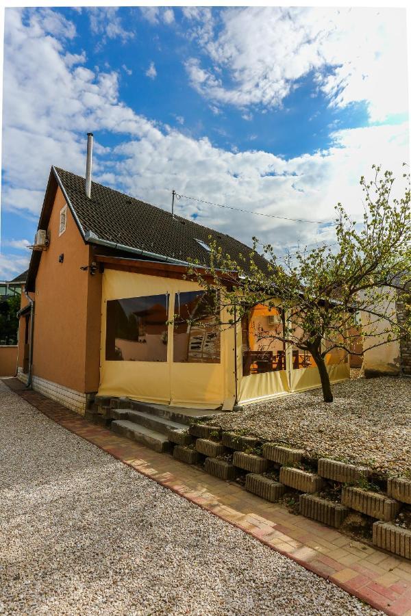 Ferienwohnung Gardi Apartman Szekszárd Exterior foto