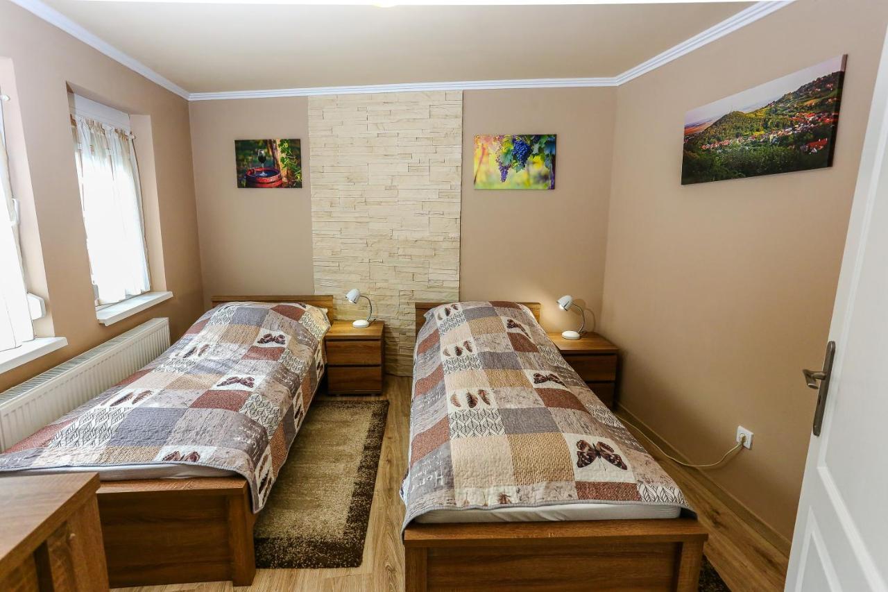 Ferienwohnung Gardi Apartman Szekszárd Exterior foto