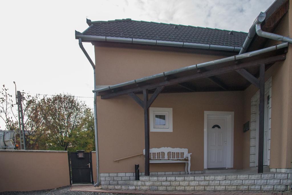 Ferienwohnung Gardi Apartman Szekszárd Exterior foto