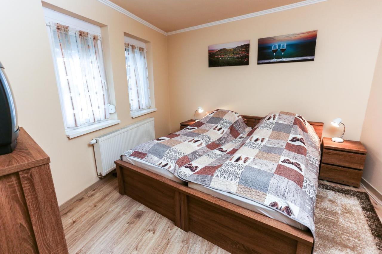 Ferienwohnung Gardi Apartman Szekszárd Exterior foto